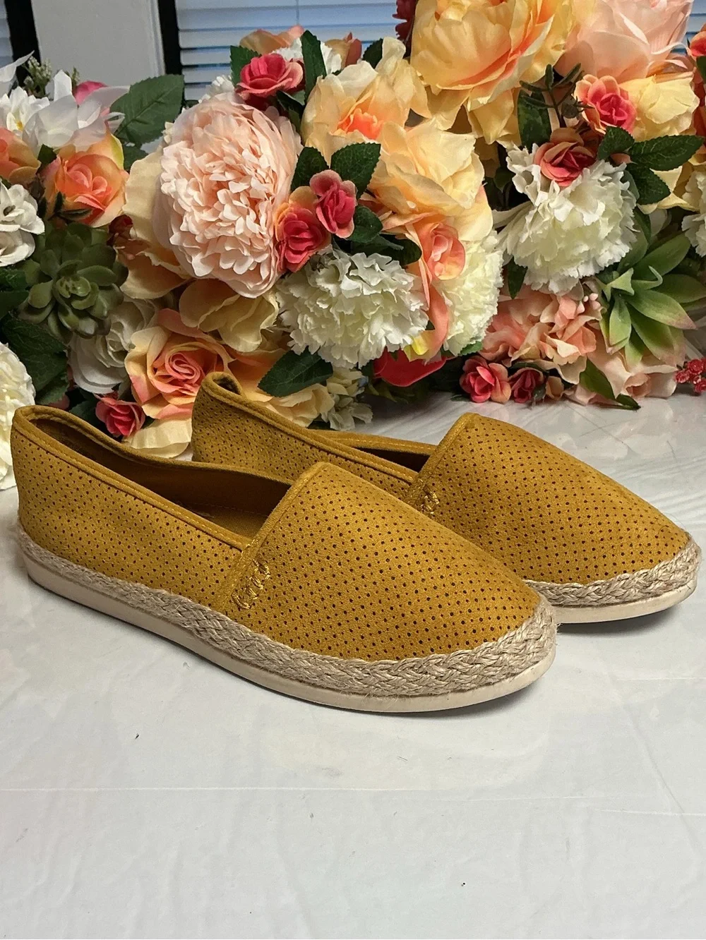 Esprit Mustard Yellow Perforated Espadrille Slip On Flats Women’s 7.5 Casual Sho